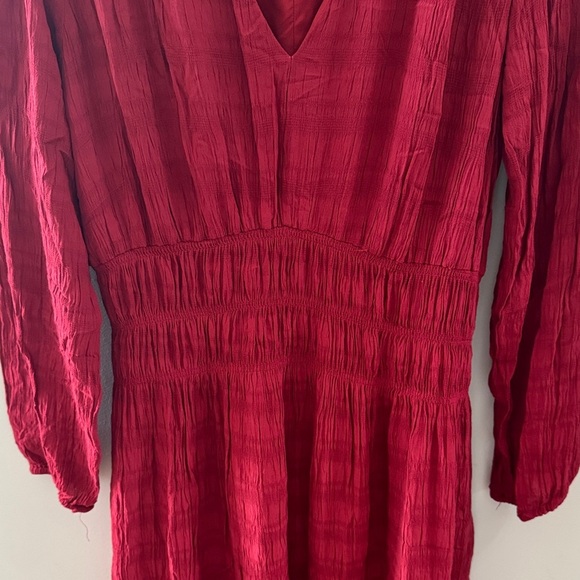 🍷 Deep Red V-Neck Dress with Gathered Detail - Picture 5 of 8